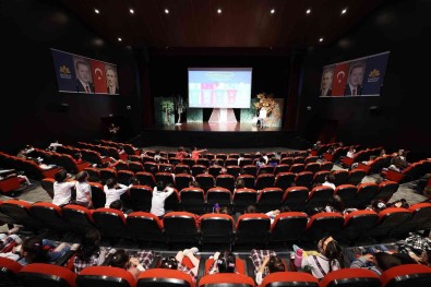 'Küsmesin Yildizlar' Tiyatro Oyunu 12 Yilda 300 Bin Çocuga Ulasti