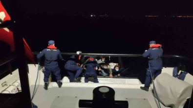 Izmir'de 50 Göçmen Kurtarildi, 155 Göçmen Ve 3 Göçmen Kaçakçisi Süphelisi Yakalandi