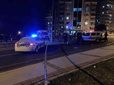 Izmir'de Motosiklet Kazasi Açiklamasi 1 Ölü, 1 Yarali
