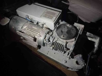 Sultanbeyli'de Binanin Asansör Motorunu Çaldilar, Çagirdiklari Taksiyle De Kaçtilar