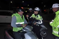 Trafik Ekipleri, 2 Tekerlekli Sürücülere Reflektif Yelek Dagitti