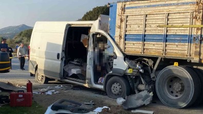 Aydin'da Feci Kaza Açiklamasi Araçta Sikisarak Öldüler