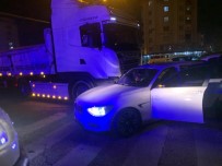 Batman'da Feci Kaza Açiklamasi Otomobil Tirin Altina Girdi, 5 Kisi Yaralandi