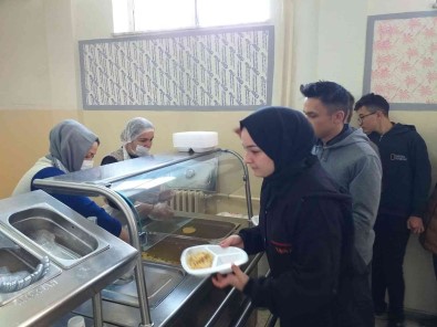 Her Gün Bin 857 Ögrenciye Sicak Yemek Ulastiriliyor