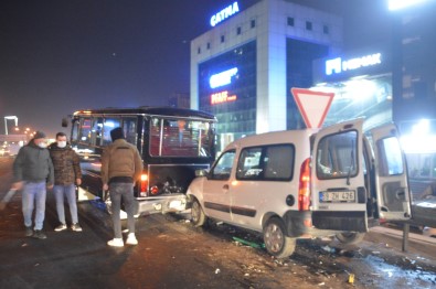 Basin Ekspres'te Park Halindeki Minibüse Hafif Ticari Araç Çarpti Açiklamasi 3 Kisi Yaralandi