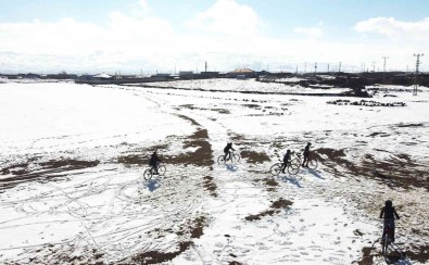 Çocuklar Kar Üzerinde Bisiklet Sürüp Balon Uçurdular