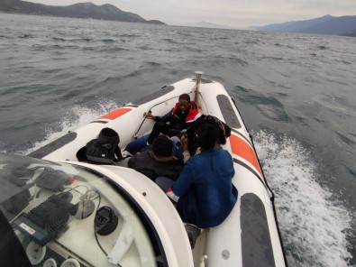 Denize Atilan 5 Düzensiz Göçmen Kurtarildi