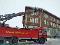 Devrekani'de Itfaiye Buz Sarkitlarini Temizledi