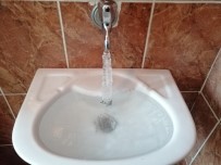 Donmasin Diye Muslugu Açik Birakti, Akan Su Bile Dondu