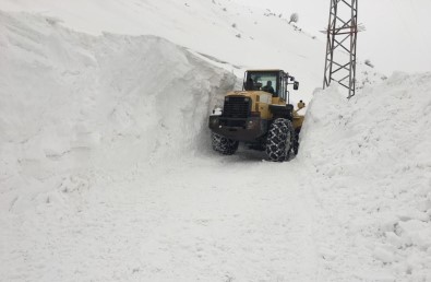 Ekiplerin 2,5 Metre Karla Zorlu Mücadelesi