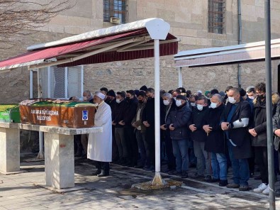 Eski Saglik Bakani Özsoy'un Vefat Eden Esi Memleketinde Topraga Verildi