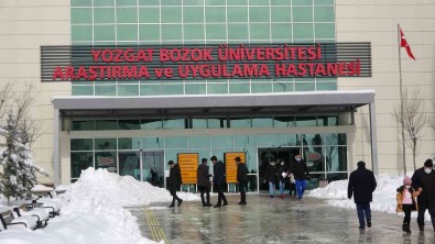 Hastanenin Yangin Merdiveninde Ölü Bulunan Kadin Topraga Verildi