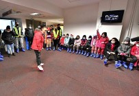 Kadifekaleli Çocuklara Karne Hediyesi