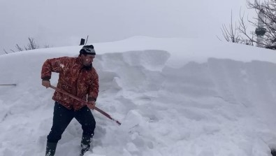 Kar Kütleleri Yüksek Kesimlerdeki Evlerin Çatilarinda Tehlike Olusturuyor