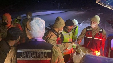 Kar Ve Tipiden Kapanan Karayolunun Açilmasini Bekleyenlere Jandarma Çorba Ikram Etti