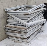 Kullanilmayan Yurt Binasinin Pencerelerini Çalan 3 Kisi Yakalandi