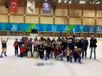 Maltepeli Çocuklarin Buz Pateni Keyfi