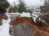 Mersin'de Heyelan Yolu Kapatti