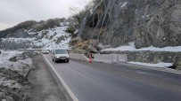 Meydana Gelen Heyelan Sonrasi Yol Trafige Açildi