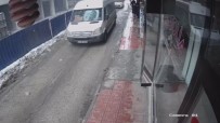 Seyir Halindeki Minibüsün Üzerine Buz Kütlesi Düstü