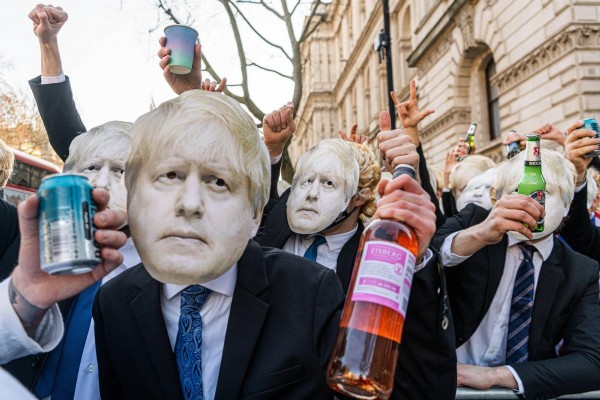 Boris Johnson koronavirüs kısıtlamalarındaki parti skandalı için özür diledi