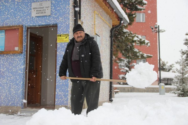 Sivas'ta soğuktan akan su dondu!