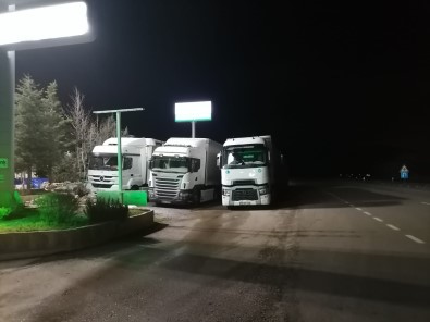 16 Saattir Kar Ve Tipi Nedeniyle Kapali Olan Yolda Sürücüler Dinlenme Tesislerinde Bekliyor