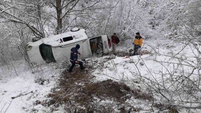 Hafif Ticari Araç Uçuruma Yuvarlandi, Yaralilar Güçlükle Kurtarildi