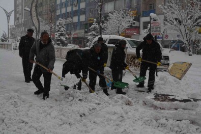 Hakkari'de Karla Mücadele Sürüyor
