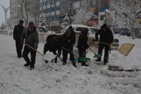 Hakkari'de Karla Mücadele Sürüyor
