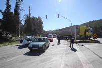 Kirmizi Isikta Duran Otomobillere Çarpti; 7 Kisi Yaralandi