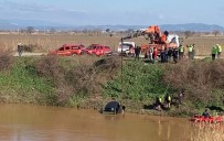 Kontrolden Çikan Araç Gediz'e Uçtu, Sürücü Yüzerek Kurtuldu