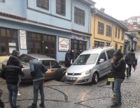 Seyir Halindeki Araç Çöken Yolun Içine Düstü