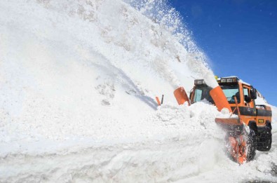 Antalya'daki Kar Temizleme Çalismalarinda 2 Metrelik Kar Daglari Olustu
