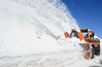 Antalya'daki Kar Temizleme Çalismalarinda 2 Metrelik Kar Daglari Olustu