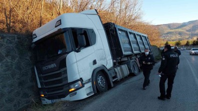 Samsun'da Yoldan Çikan Tir Su Kanalina Devrildi