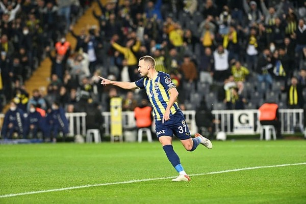İsmail Kartal Ali Koç'a listeyi verdi! Fenerbahçe'de 8 oyuncuyla yollar ayrılıyor