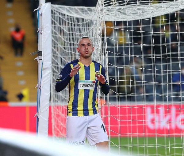 İsmail Kartal Ali Koç'a listeyi verdi! Fenerbahçe'de 8 oyuncuyla yollar ayrılıyor