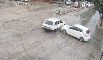 Burdur'da Dikkatsiz Sürücülerin Kaza Ani KGYS Görüntülerine Yansidi