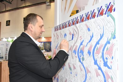 EMITT 2022'De Binlerce Kisi Iznik Çinisi Boyadi