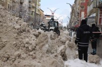 Hakkari'de Kar Yiginlari Kamyonlarla Sehir Disina Tasiniyor