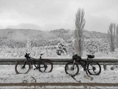 (Özel) Eksi 15 Derecede Bisikletle Uludag'a Tirmandilar