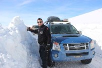 Sehitleri Anmak Için Araç Boyu Karda Sehitlige Gittiler