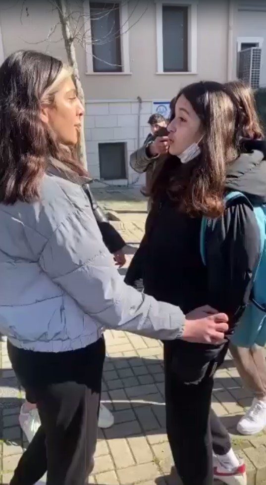 Lise öğrencisi kızlardan şok edici kavga!