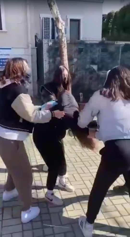 Lise öğrencisi kızlardan şok edici kavga!