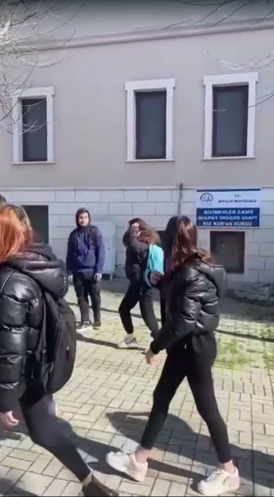 Lise öğrencisi kızlardan şok edici kavga!