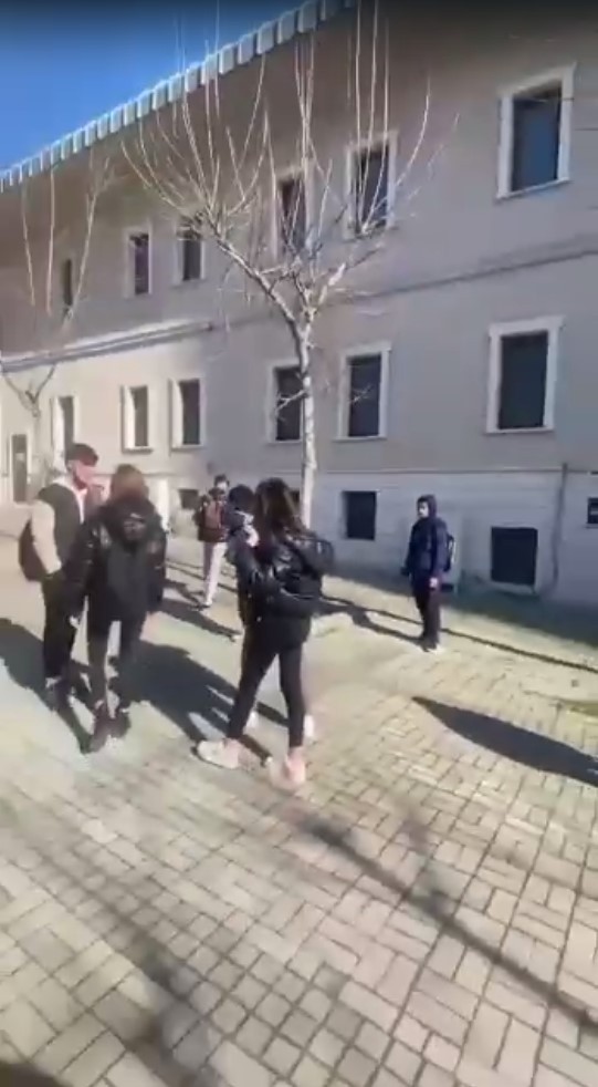 Lise öğrencisi kızlardan şok edici kavga!