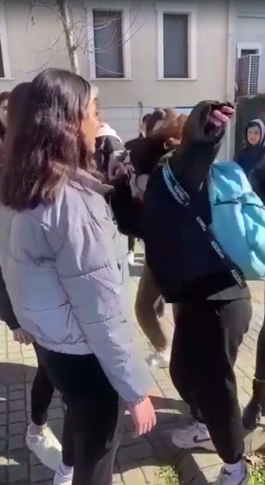 Lise öğrencisi kızlardan şok edici kavga!