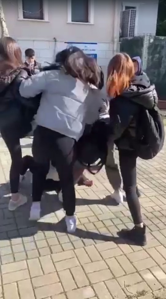 Lise öğrencisi kızlardan şok edici kavga!