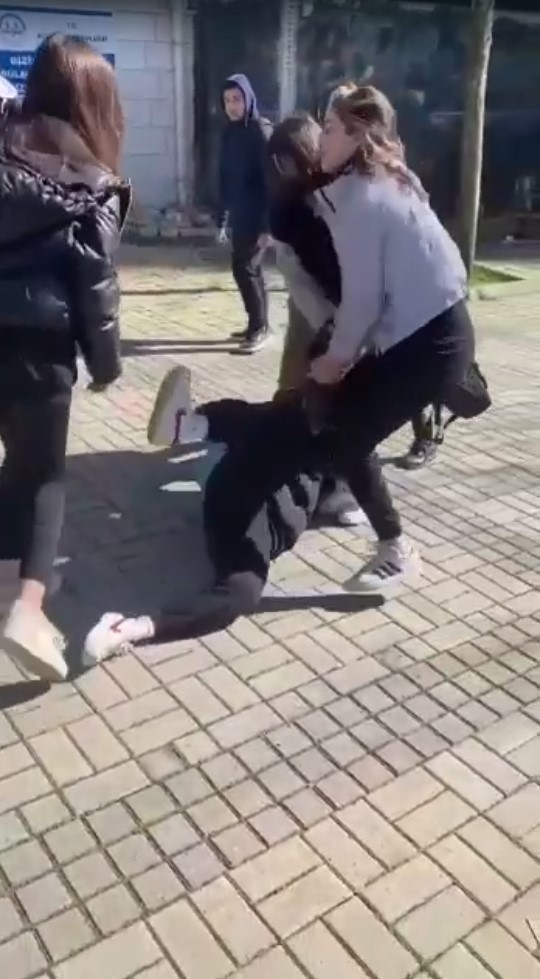 Lise öğrencisi kızlardan şok edici kavga!